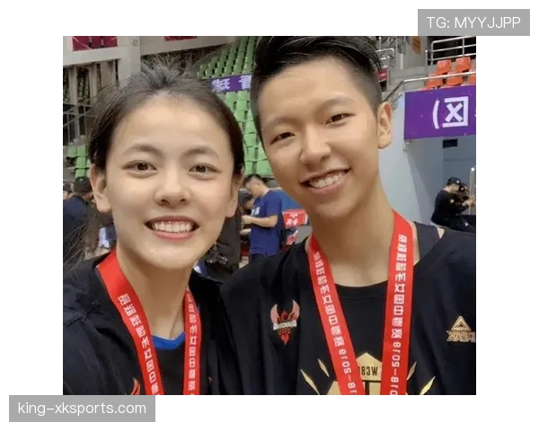 杨舒予吃百万大单后，家门口那辆破车怎么看都像反差秀
